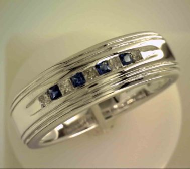 Mined diamond Sapphire Gemstone Ring weighing 5.22Gms with 0.14 Carat Diamonds and set in 14KT Gold